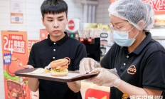 爱游戏体育下载-汉堡球队举行庆功宴，全队齐聚共庆胜利