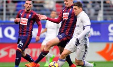 斯旺西豪取胜仍排名垫底：保级局势岌岌可危