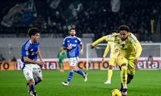 爱游戏在线登录-尤文图斯客场遭遇惨败，米兰双雄继续领跑