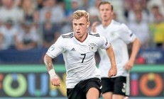 爱游戏官网-沙尔克主力中场缺席比赛，球队实力受损