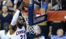 爱游戏体育网站-范尔杰效力球队三双，骑士大胜马刺