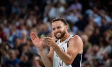 爱游戏体育链接-包含尤文图斯球迷狂欢庆祝胜利，全力支持球队冲击冠军！的词条