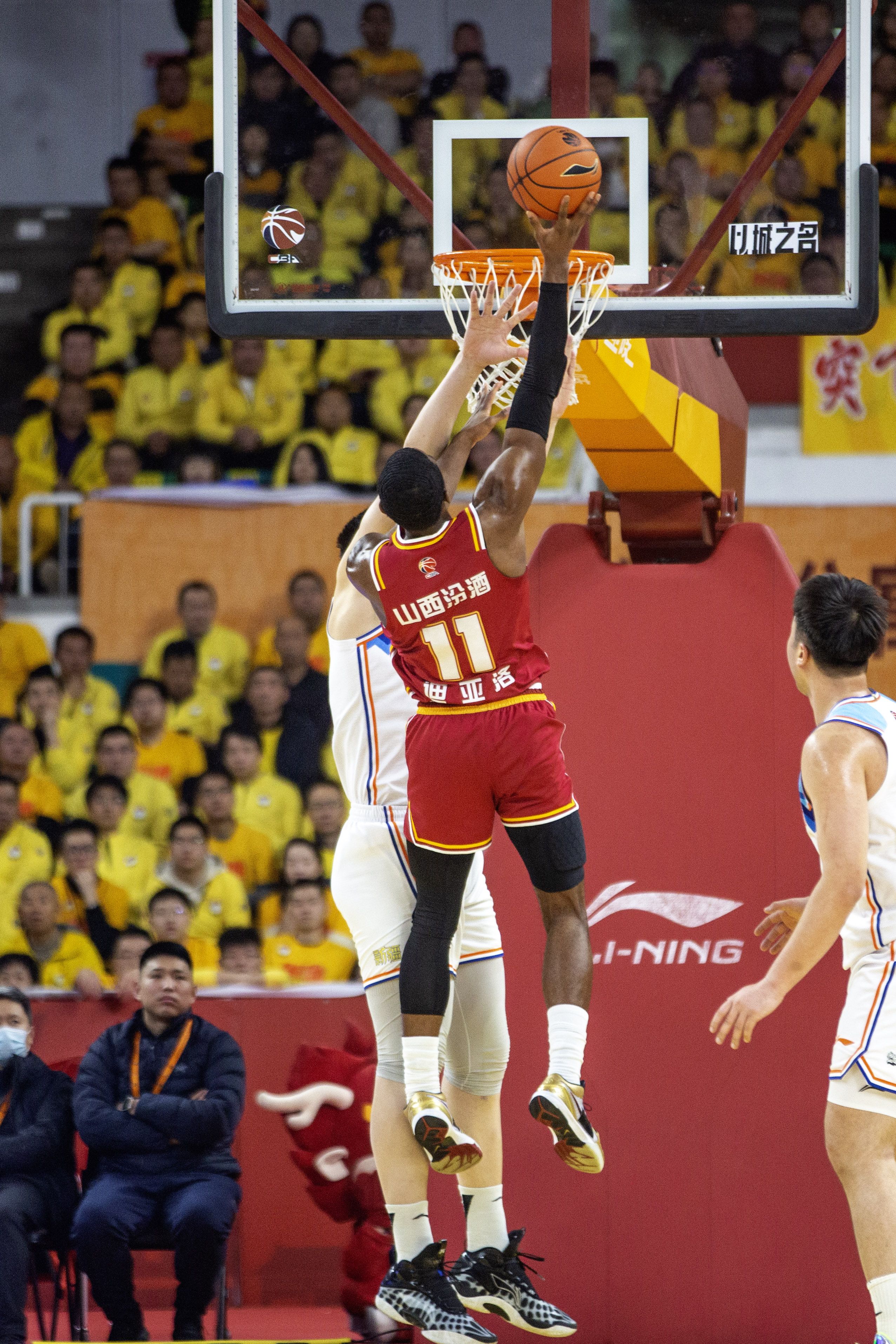 山西队大胜山东男篮，晋级季后赛锁定(山西队大胜山东男篮,晋级季后赛锁定多少场)