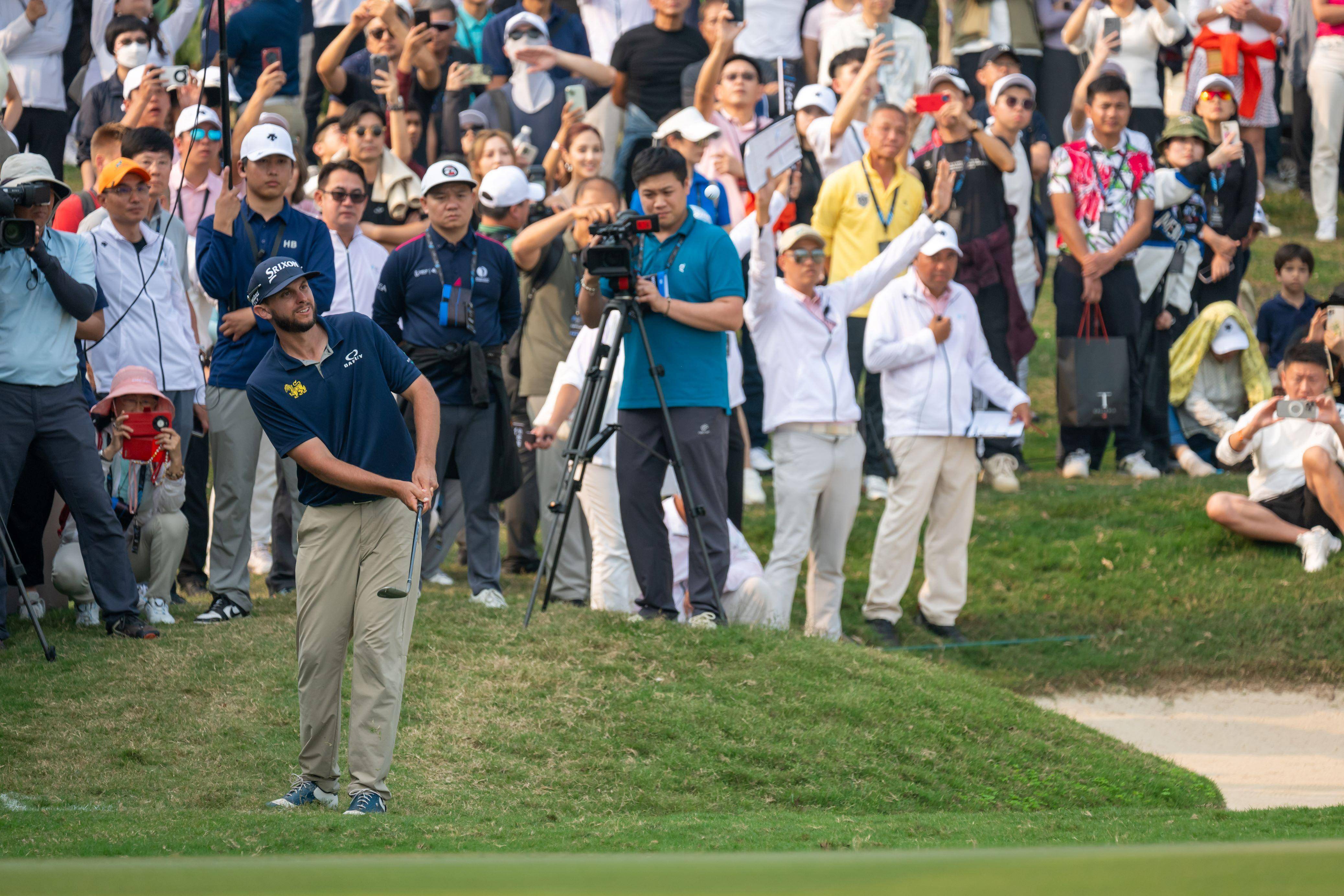 高尔夫赛场上，选手积极备战寻求突破的简单介绍