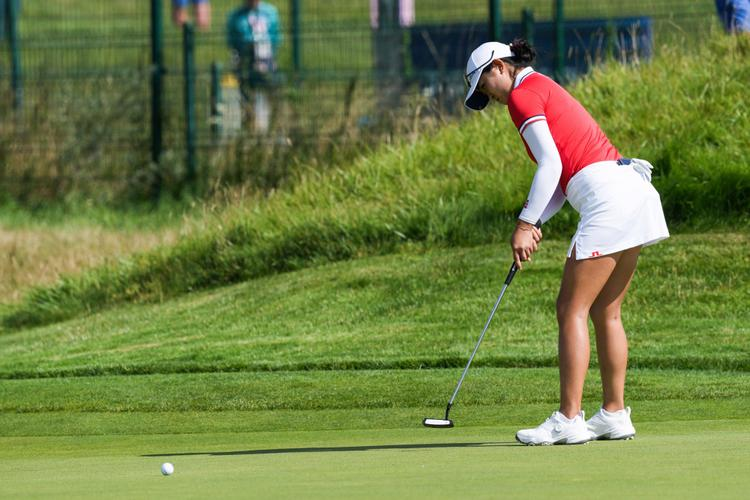 高尔夫赛场上，选手积极备战寻求突破的简单介绍