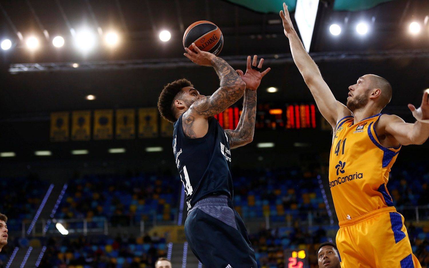 包含红蓝对决：篮球比赛中的激烈对抗的词条