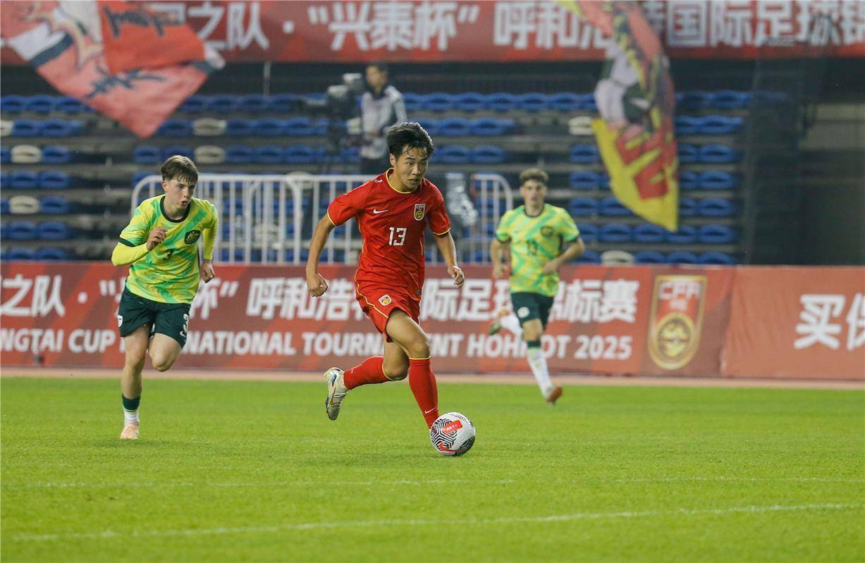 关于中国足球队成绩喜人，占据领先地位的信息