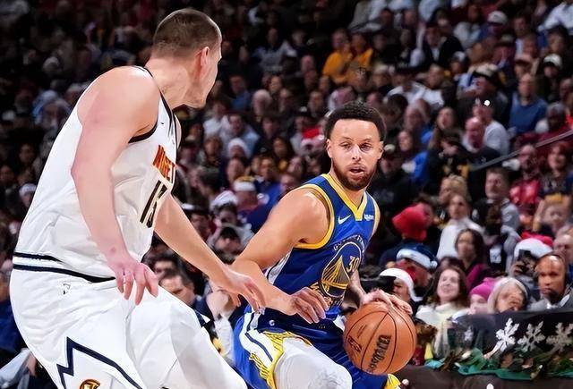 勇士掘金大战,篮下对抗十分激烈 勇士掘金大战,篮下对抗十分激烈