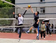 唐卡斯特利用定位球,率先入球 唐卡斯特利用定位球,率先入球