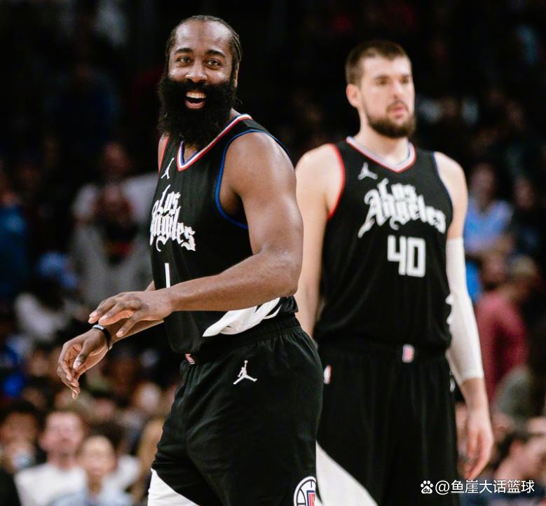 关于汉诺威队员团结一心赢球，艰难取胜的信息