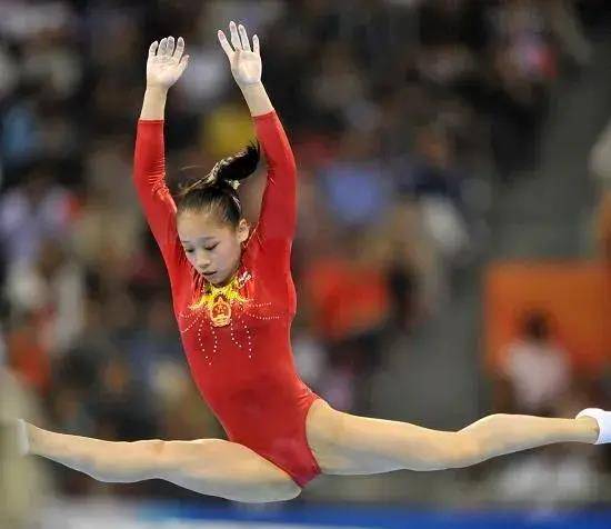 体操颁奖礼上选手露出灿烂笑容的简单介绍