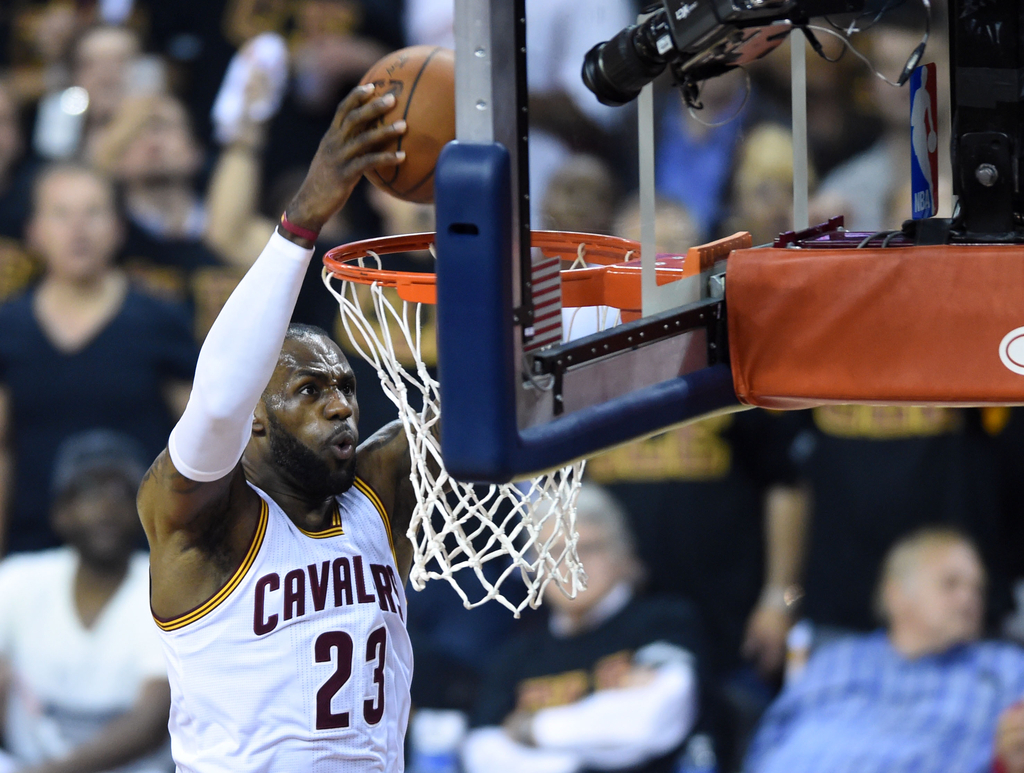 范尔杰效力球队三双，骑士大胜马刺