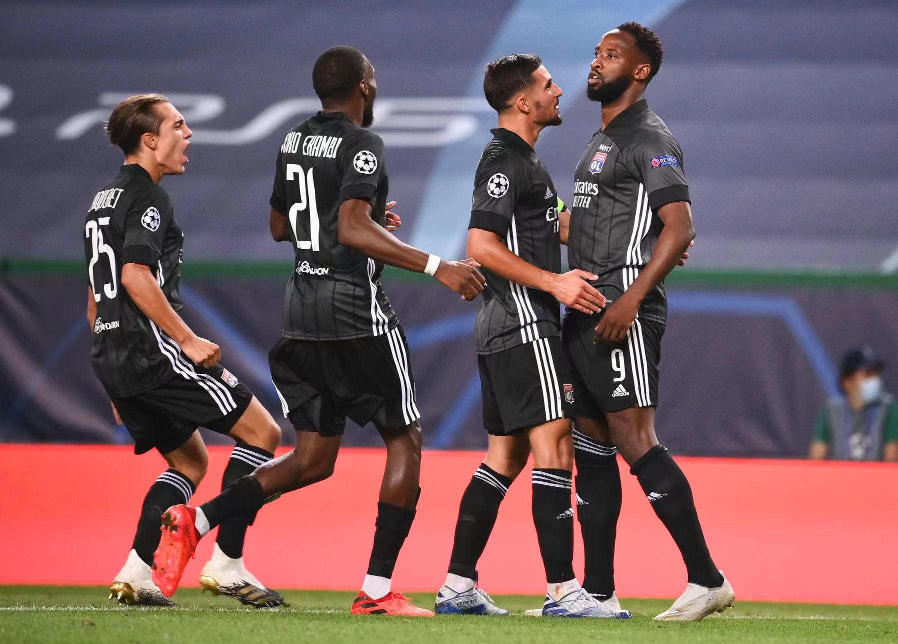 里昂队球员们凭借实力取得胜利 里昂队球员们凭借实力取得胜利