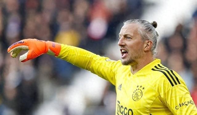 阿贾克斯成功晋级下一轮比赛