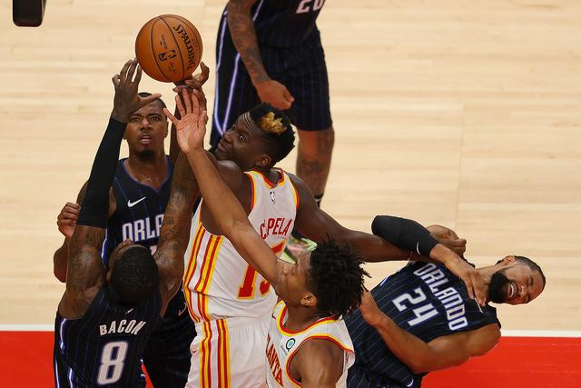 老鹰客场赢球,球队士气大振的简单介绍 老鹰客场赢球,球队士气大振的简单介绍