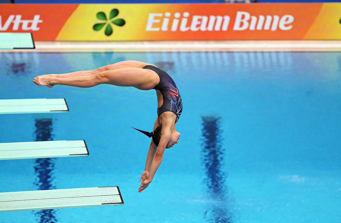 跳水选手凌空起跃,勇夺冠军 跳水选手凌空起跃,勇夺冠军