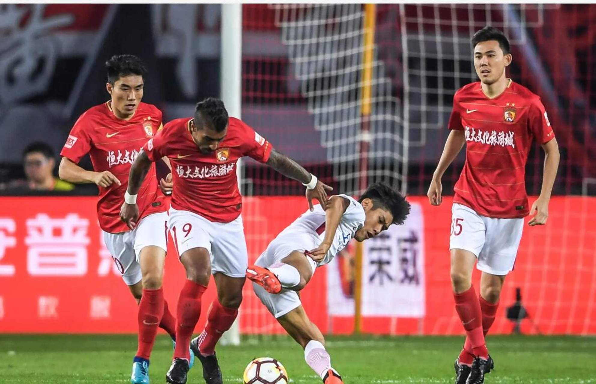 江苏足坛震荡,恒大三连胜终结,争冠形势变数 江苏足坛震荡,恒大三连胜终结,争冠形势变数