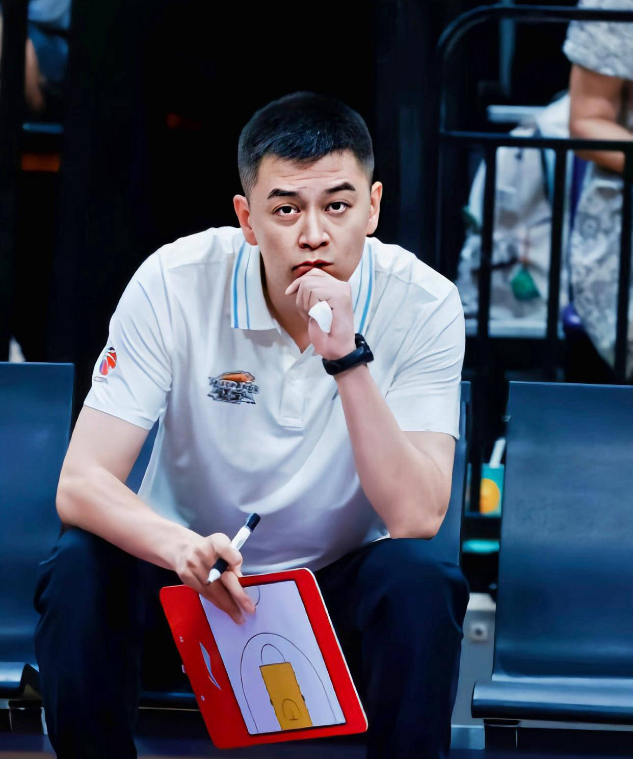 包含男篮主教练宣布将引进海外球员，提升实力的词条