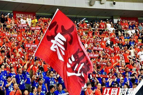 足球俱乐部联赛火爆进行中，球员斗志满满