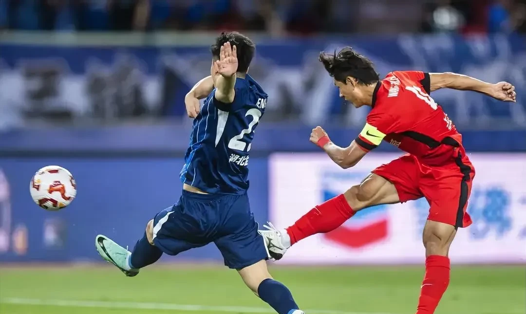 足球俱乐部联赛火爆进行中，球员斗志满满