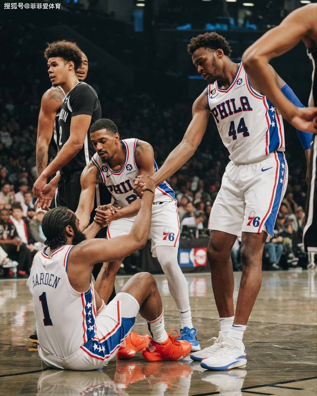 76人客场逆转篮网，取得连胜