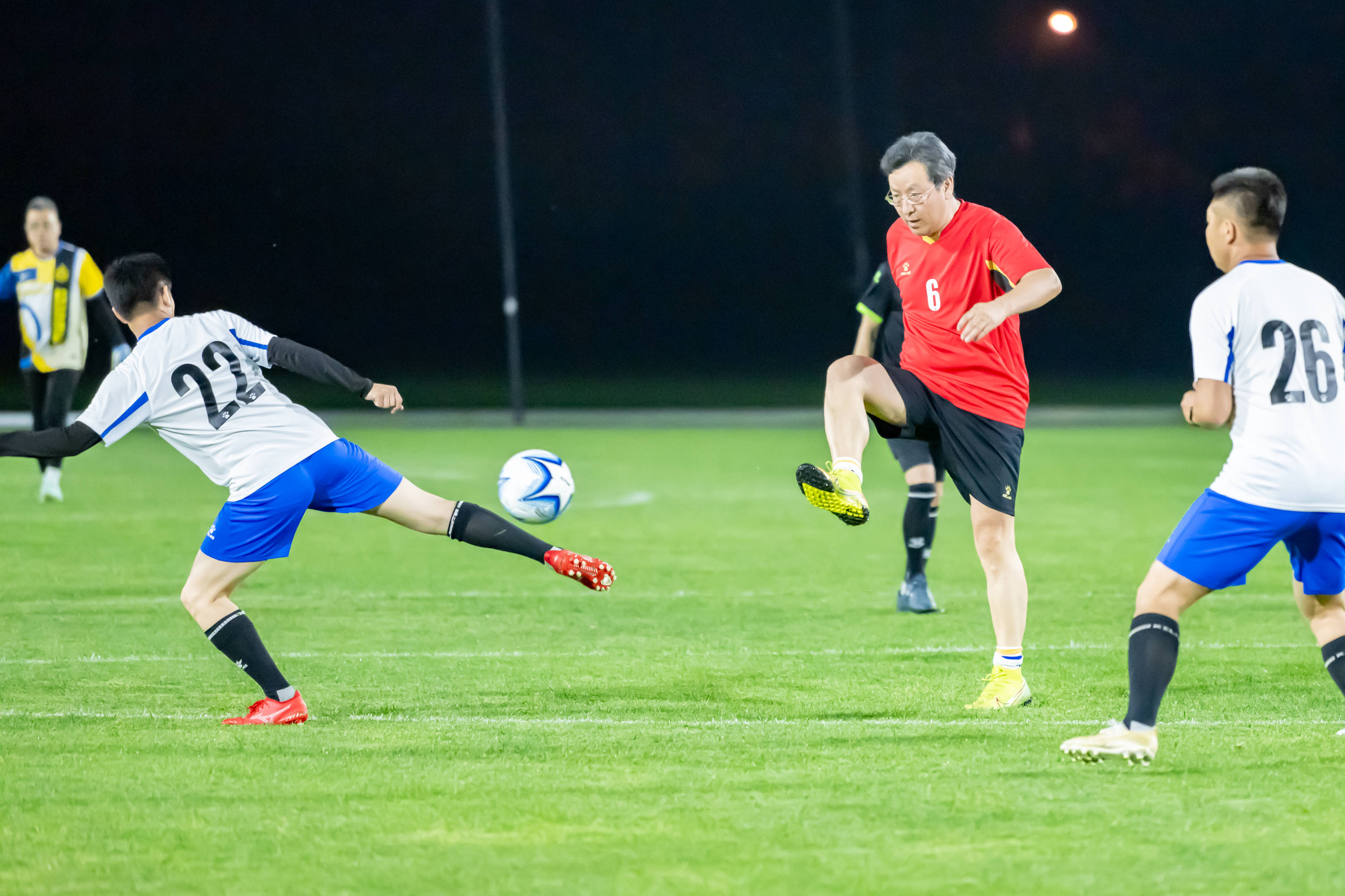 足球明星们在场上展现出色技术