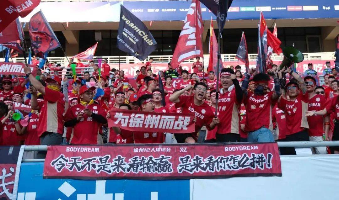 激烈比拼中球员身心俱疲，拼尽全力