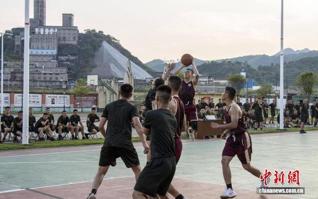 激烈比拼中球员身心俱疲，拼尽全力