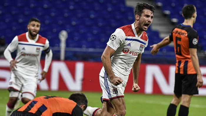 包含阿贾克斯击败对手，小组头名在望的词条