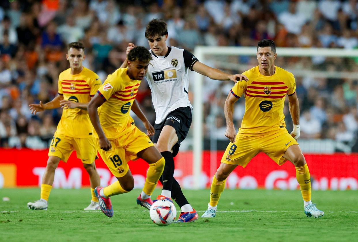 包含西甲强强对话，巴萨vs瓦伦西亚实力对抗的词条