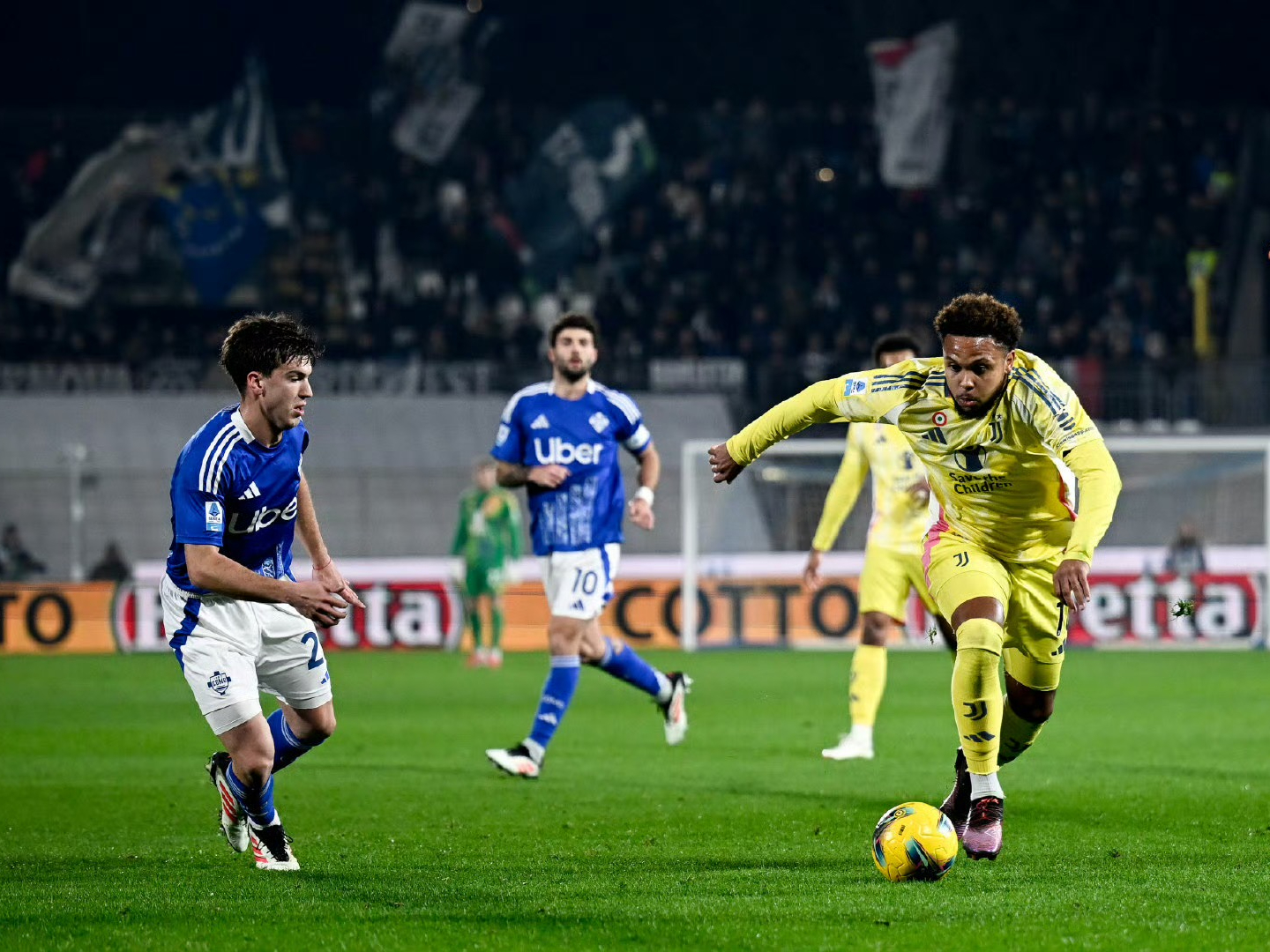 尤文图斯客场遭遇惨败，米兰双雄继续领跑
