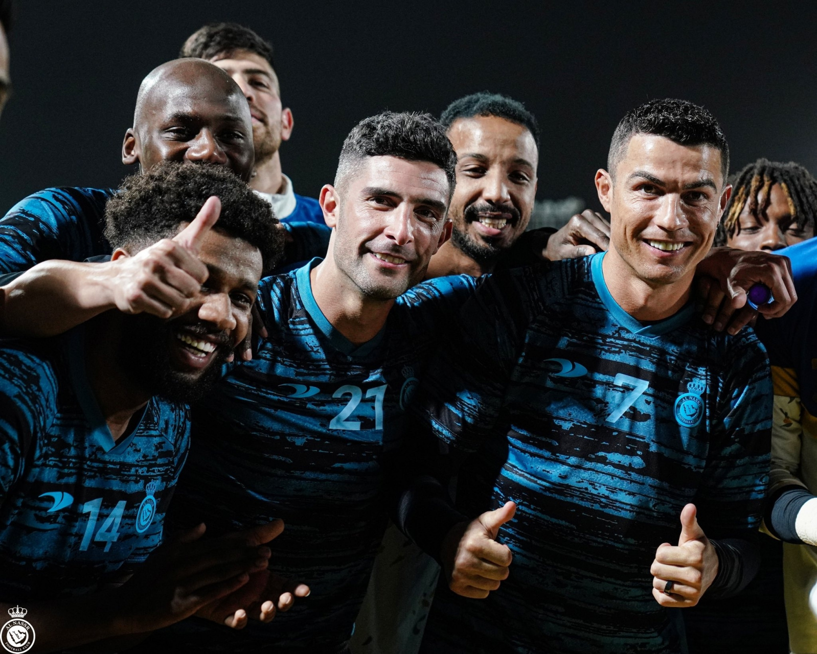 汉堡球队举行庆功宴，全队齐聚共庆胜利