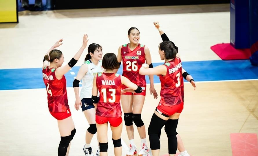 日本排球队掀翻对手，夺得冠军