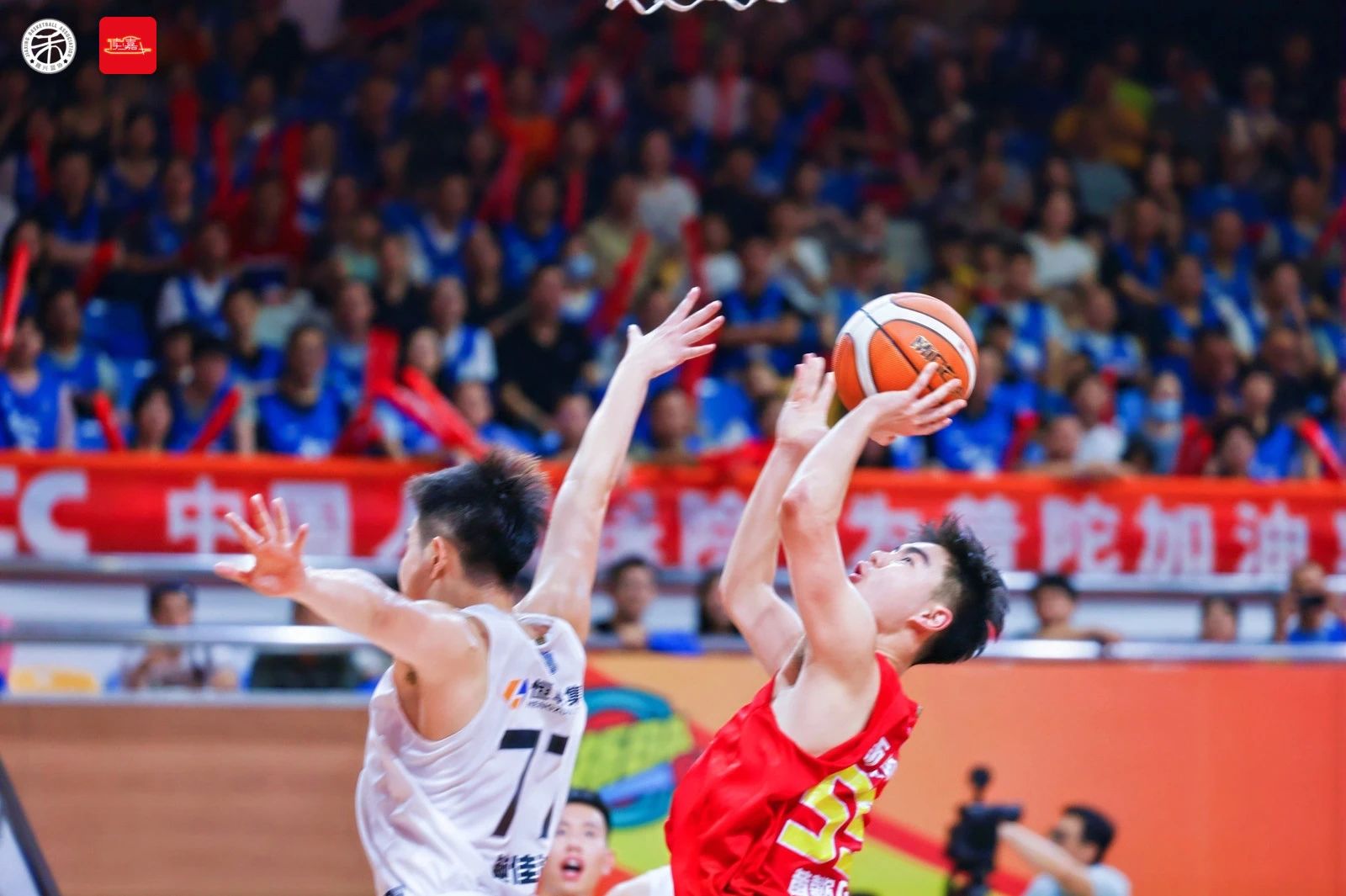 CBA篮球联赛实力对决，局势瞬息万变