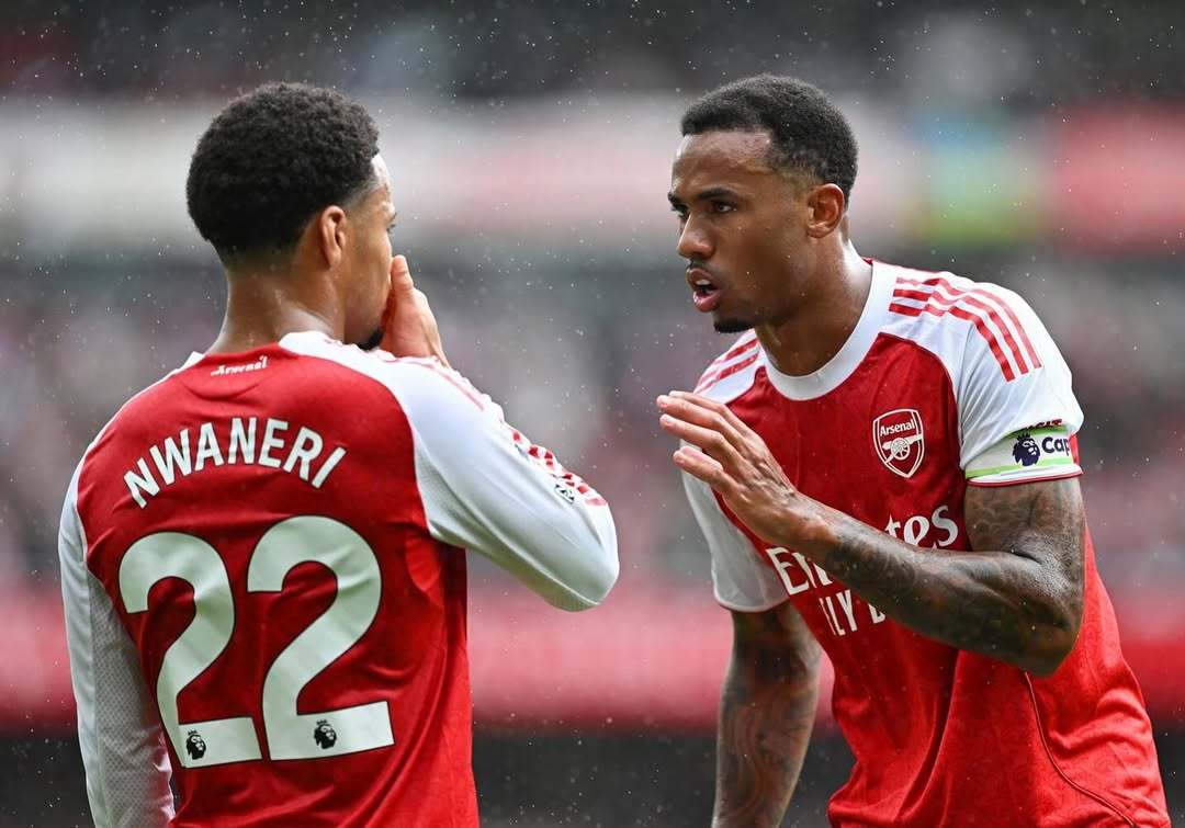 包含阿森纳球迷抗议管理层，要求提升球队实力的词条